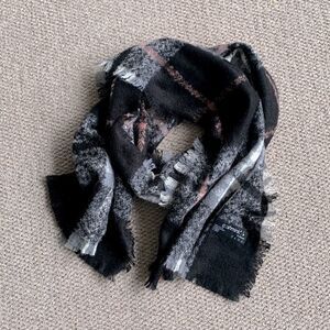 CASHMINK wrap made in Germany black/gray/white plaid fringed